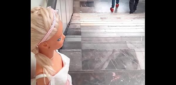  Barbie gigante en el metro CDMX